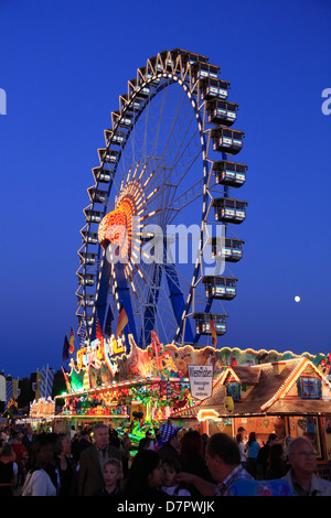 Oktoberfest, ruota panoramica Ferris in serata a Theresienwiese fiera di Monaco di Baviera, Germania Foto Stock