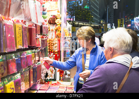 dh Ladies shopping china CAUSEWAY BAY HONG KONG far East donna turista guardando negozio mostra notte turisti donne Foto Stock