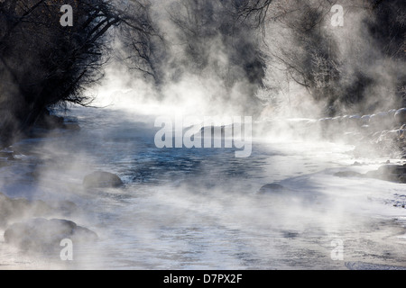 Vapore sorge su un sub-zero mattina dalla neve e ghiaccio soffocato Arkansas River, che corre attraverso il quartiere del centro storico Foto Stock