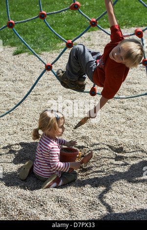 Bambino ragazza bionda su un parco giochi Foto Stock