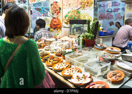 Dh Temple street market GIORDANIA HONG KONG Street Cafe persone fast food cinese ristorante display cina asia di notte Foto Stock