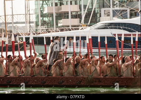 Un waka arriva nel viadotto Marina - uno dei circa 20 wakas - come parte della apertura delle celebrazioni per la Coppa del Mondo di Rugby 2011 Foto Stock