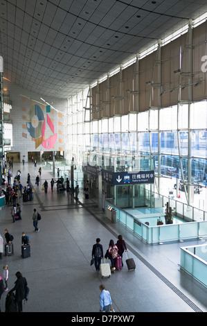 Dh IFC Airport Express Terminal CENTRAL HONG KONG Hong Kong stazione ferroviaria MTR viaggiatori persone centro quartiere Foto Stock