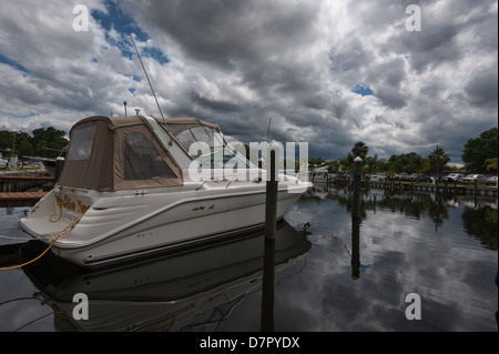 Barche ormeggiate al Astor, Florida Marina sulla St.Johns River con nuvole temporalesche avvicina. Foto Stock