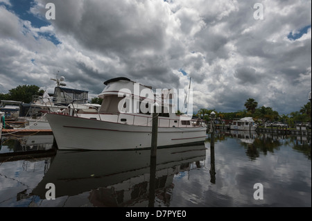 Barche ormeggiate al Astor, Florida Marina sulla St.Johns River con nuvole temporalesche avvicina. Foto Stock