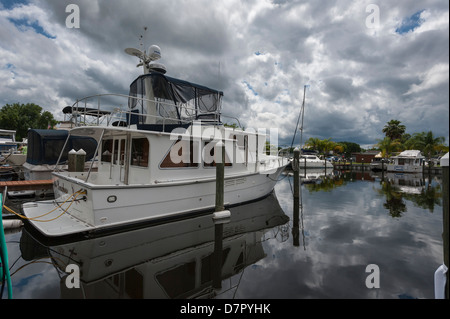 Barche ormeggiate al Astor, Florida Marina sulla St.Johns River con nuvole temporalesche avvicina. Foto Stock