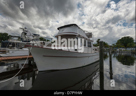 Barche ormeggiate al Astor, Florida Marina sulla St.Johns River con nuvole temporalesche avvicina. Foto Stock