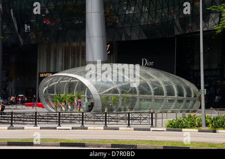 "Water drop' Orchard Road e la stazione della metropolitana di ingresso: Singapore Foto Stock