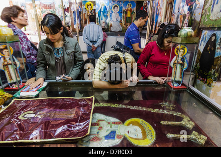 I fedeli in preghiera a Mazar Ioannes mausoleo copta Foto Stock