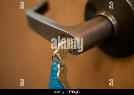 La chiave nella sede di bloccaggio della porta Foto Stock