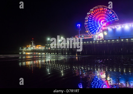 Vista notturna del molo di Santa Monica e la ruota panoramica. Foto Stock