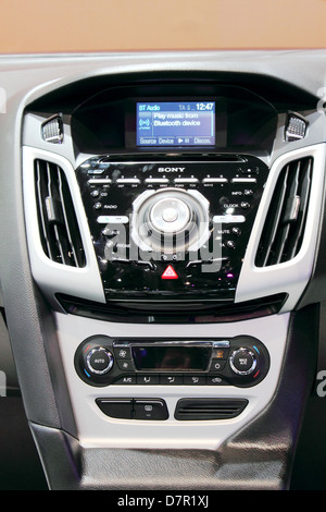 Close-up di una macchina moderna consolle centrale con il sistema audio per auto e aria condizionata. Foto Stock
