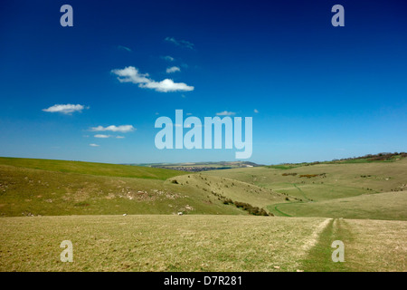 Il sentiero attraverso South Downs verso Lewes in distanza Foto Stock