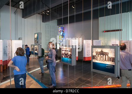 Il Centro di documentazione presso Bernauer Strasse 111 è parte del Memoriale del Muro di Berlino ensemble Foto Stock