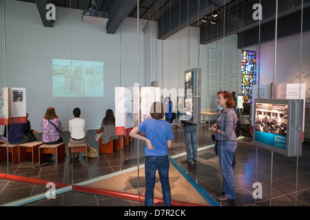 Il Centro di documentazione presso Bernauer Strasse 111 è parte del Memoriale del Muro di Berlino ensemble. Foto Stock