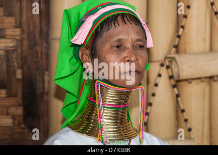 Donna con collo lungo dalla tribù Padaung, Ywama village, Lago Inle, Stato Shan, Myanmar (Birmania) Foto Stock
