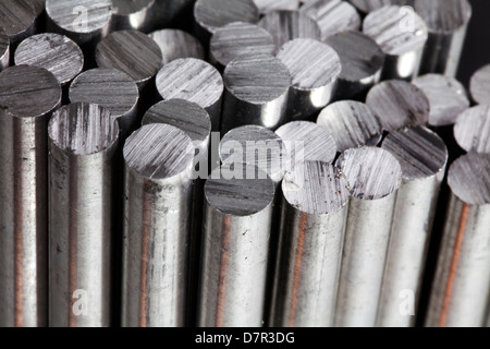 Una pila di round bundled alumnium aste, Ein Bündel mit Stäben aus Aluminium Foto Stock