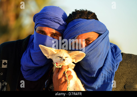 Giovani beduini nelle dune a Douz, sud della Tunisia. Foto Stock