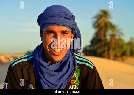 Giovani beduini nel dune a Douz, sud della Tunisia. Foto Stock