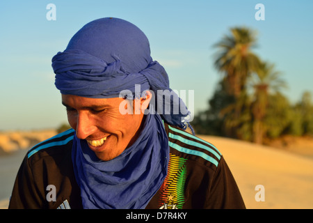 Giovani beduini nel dune a Douz, sud della Tunisia. Foto Stock