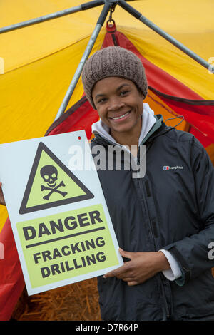 Southport, Regno Unito il 12 maggio 2013. Tisha Brown 30, da Londra a Camp Frack 2 (CampFrack2) una vasta coalizione di anti-fracking e gruppi ambientali nel Nord Ovest compresi i membri di Ribble Estuary contro Fracking, RESIDENTI' azione contro Fracking Fylde, Frack libera Fylde, Merseyside contro Fracking, Amici della Terra e Greater Manchester associazione di sindacati consigli. Un fine settimana di attività in opposizione a Fracking e altre forme di energia estreme. Mar fotografico/Alamy Live News Foto Stock