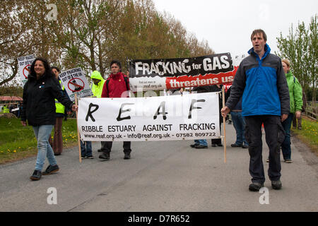 Southport, Regno Unito il 12 maggio 2013. Camp Frack 2 (CampFrack2) una vasta coalizione di anti-fracking e gruppi ambientali nel Nord Ovest compresi i membri di Ribble Estuary contro Fracking, RESIDENTI' azione contro Fracking Fylde, Frack libera Fylde, Merseyside contro Fracking, Amici della Terra e Greater Manchester associazione di sindacati consigli. Un fine settimana di attività in opposizione a Fracking e altre forme di energia estreme. Foto Stock