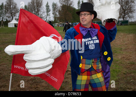 Geza Frackman, conosciuto anche come Geza Tarjanyi di Leyland. Blackpool's Frack Free Fylde a Camp Frack 2 a Southport, Regno Unito, maggio 2013. I membri dell'estuario di Ribble contro il fracking, dell'azione dei residenti contro il Fylde fracking per il gas, del Frack Free Fylde, del Merseyside contro il fracking, degli amici della Terra e del Greater Manchester Association of Trades Union Councils fanno parte del CampFrack, una vasta coalizione di gruppi ambientalisti anti-fracking per il gas di scisto nel Nord-Ovest. Un fine settimana di attività in opposizione al fracking e ad altri tipi di energia estrema da parte del movimento anti-fracking di base in LAN ricca di scisto Foto Stock