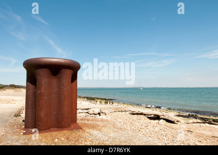 Grandi arrugginito bollard ormeggio a Lepe, New Forest, Hampshire Foto Stock