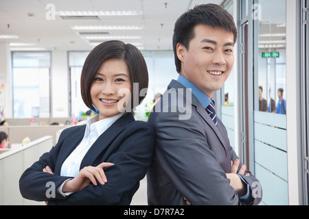 Due persone di affari con le braccia incrociate Foto Stock