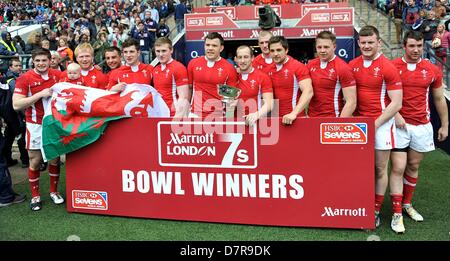 Londra, Regno Unito. Il 12 maggio 2013. Twickenham, Inghilterra. Il Galles vincitori dell'intestino dell'IRB Marriott London Sevens a Twickenham Stadium. Credit: Azione Plus immagini di sport/Alamy Live News Foto Stock