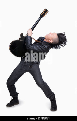 Giovane con punk Mohawk a suonare la chitarra Foto Stock