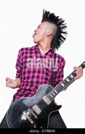 Giovane con punk Mohawk a suonare la chitarra Foto Stock