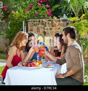 Coppie che vogliono godersi un sano pranzo all'aperto nel giardino. Foto Stock