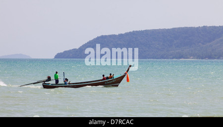 Una lunga barca alti in Chalong Bay, Phuket, Tailandia Foto Stock