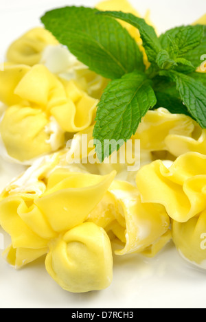 Gli spinaci e ricotta tortellini buste con panna e foglia di menta Foto Stock