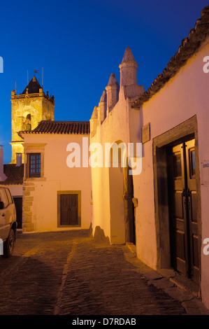 Monsaraz villaggio fortificato al crepuscolo. Alto Alentejo, Evora, Portogallo Foto Stock