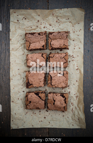 Brownie al cioccolato sulla carta oleata. Foto Stock