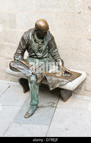 Statua di un uomo che legge il giornale su Plaza de la Paja a Madrid, Spagna Foto Stock