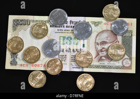 Cinquecento rupee nota e monete in denominazione di 5, 2 e 1 rupie. Foto Stock