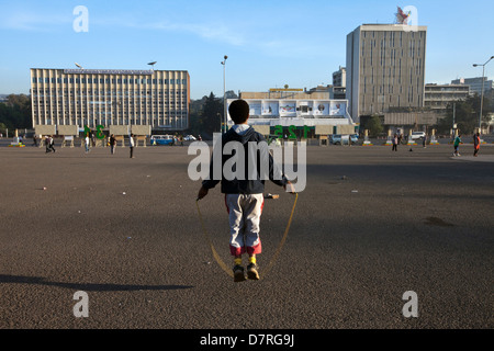 Un uomo saltando per exercisin in Meskel Square, Etiopia ad Addis Abeba. Foto Stock