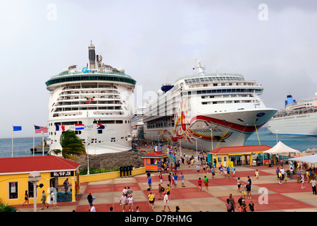 Le navi di crociera nel porto Philipsburg San Martin Maarten isola dei Caraibi Antille Olandesi Foto Stock