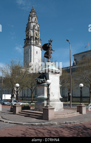 South African War Memorial (noto anche come la guerra boera Memorial), Cathays Park, Cardiff, con la torre dell'orologio di Municipio dietro Foto Stock