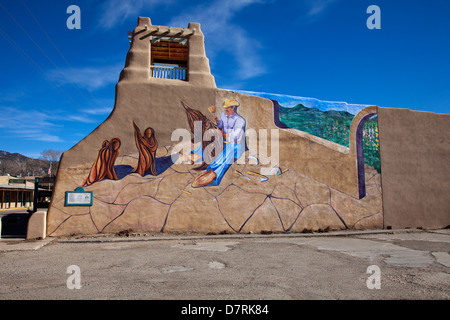 Un murale intitolato 'El' Santero da George Chacon adorna un edificio lungo Kit Carson Street a Taos, Nuovo Messico. Foto Stock
