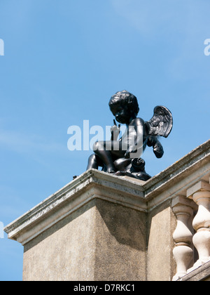 La scultura di un ragazzo sul retro di Cliveden House, proprietà del National Trust in Bucks, Regno Unito Foto Stock