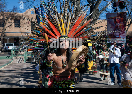 Uno spettacolo di danza dalla danza Azteca de Anahuac sul Dia de Cuautemoc sulla Plaza a Taos, Nuovo Messico. Foto Stock