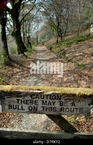 Fate attenzione al segno di Bull su un cancello in zone rurali del Galles. Regno Unito Foto Stock