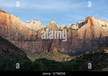 La mattina presto luce sulle scogliere di Zion National Park nel sud dello Utah. Foto Stock