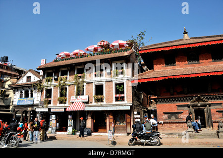 Scena di strada Cafe du Temple Durbar Square Patan Nepal Foto Stock