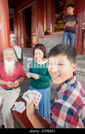 Famiglia cinese carta da gioco In Jing Shan Park Foto Stock