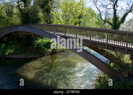 Piede legno Ponte sopra il Fiume Mole a Brockham vicino a Dorking in Surrey Foto Stock